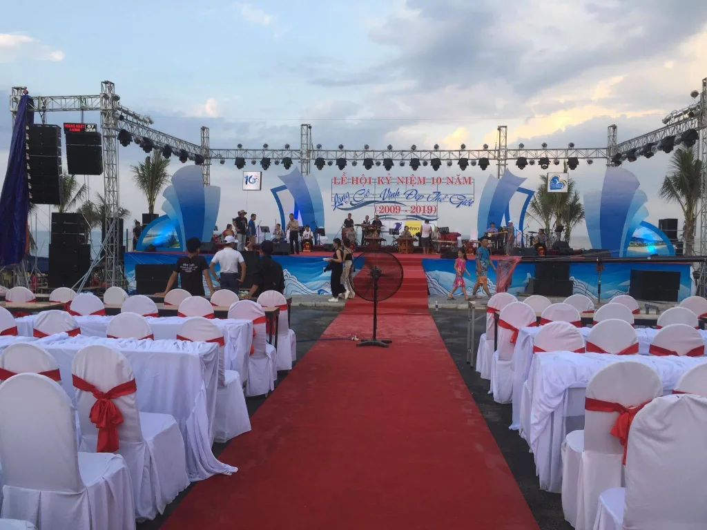 Sự kiện Mặt Trời Setup sân khấu và bàn ghế cho chương trình