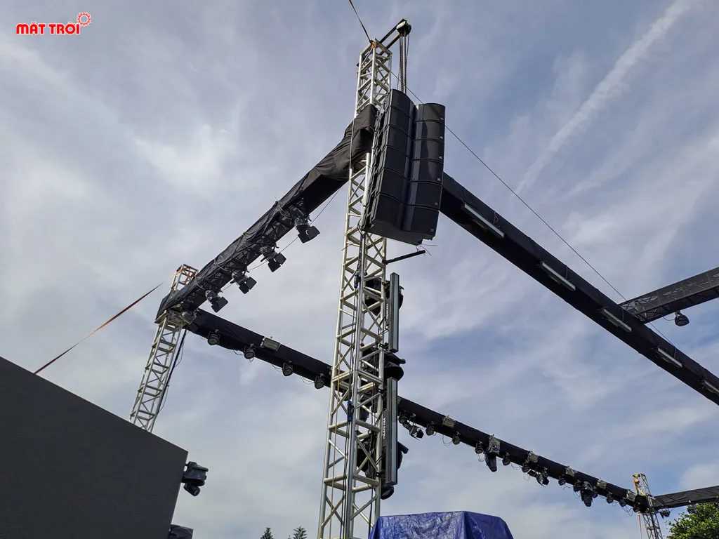 Hệ thống loa được setup hướng vào khu vực sân khấu.