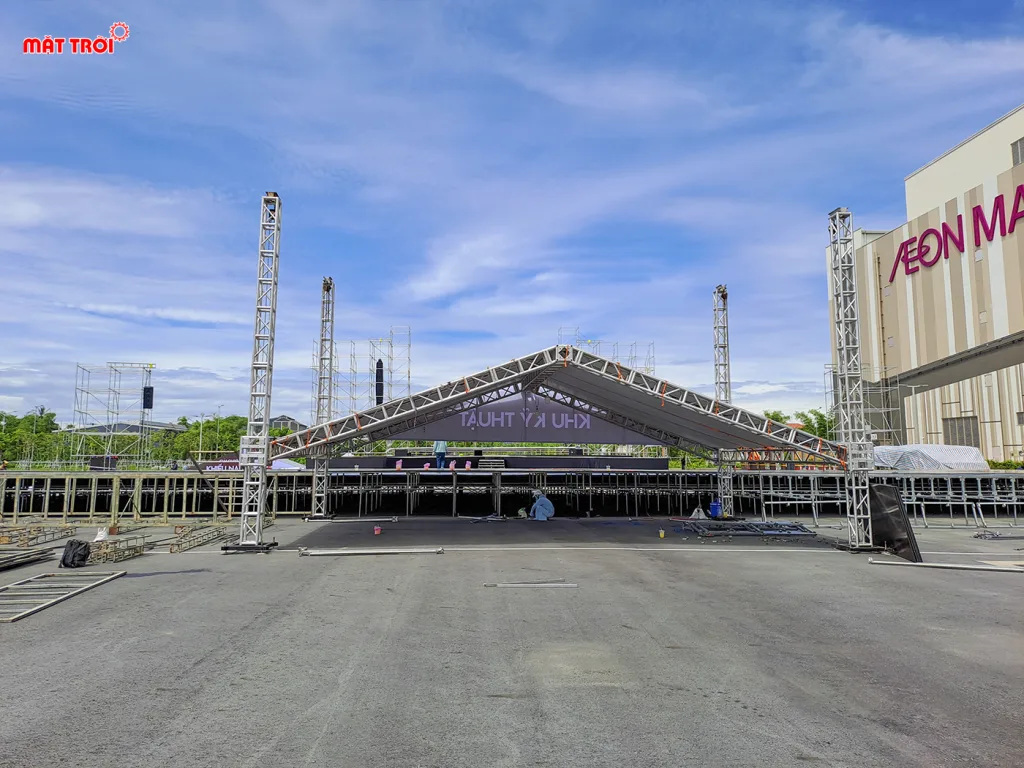 Rủi ro khi tổ chức sự kiện ngoài trời - Ekip đang dựng mái che hoặc che chắn thiết bị khi trời mưa.