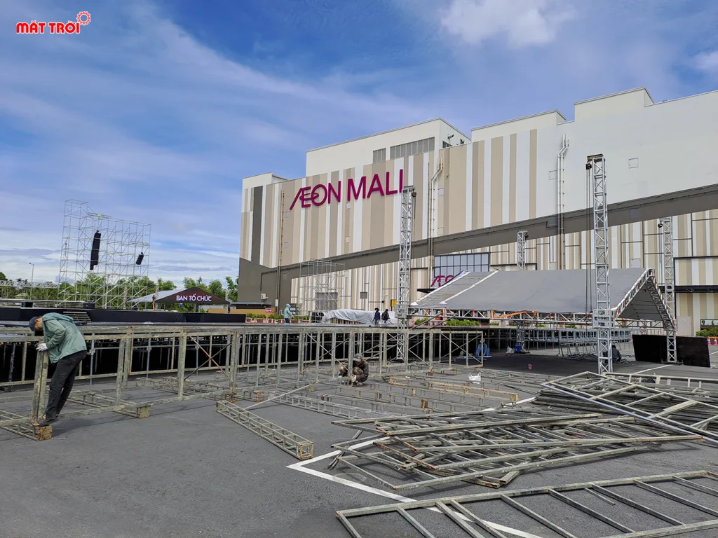 Sân khấu ngoài trời được gia cố chân đế - Rủi ro khi tổ chức sự kiện ngoài trời