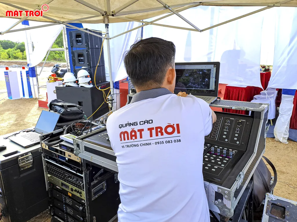 Kỹ thuật viên Mặt Trời Event đang vận hành bàn mixer trong một sự kiện ngoài trời.