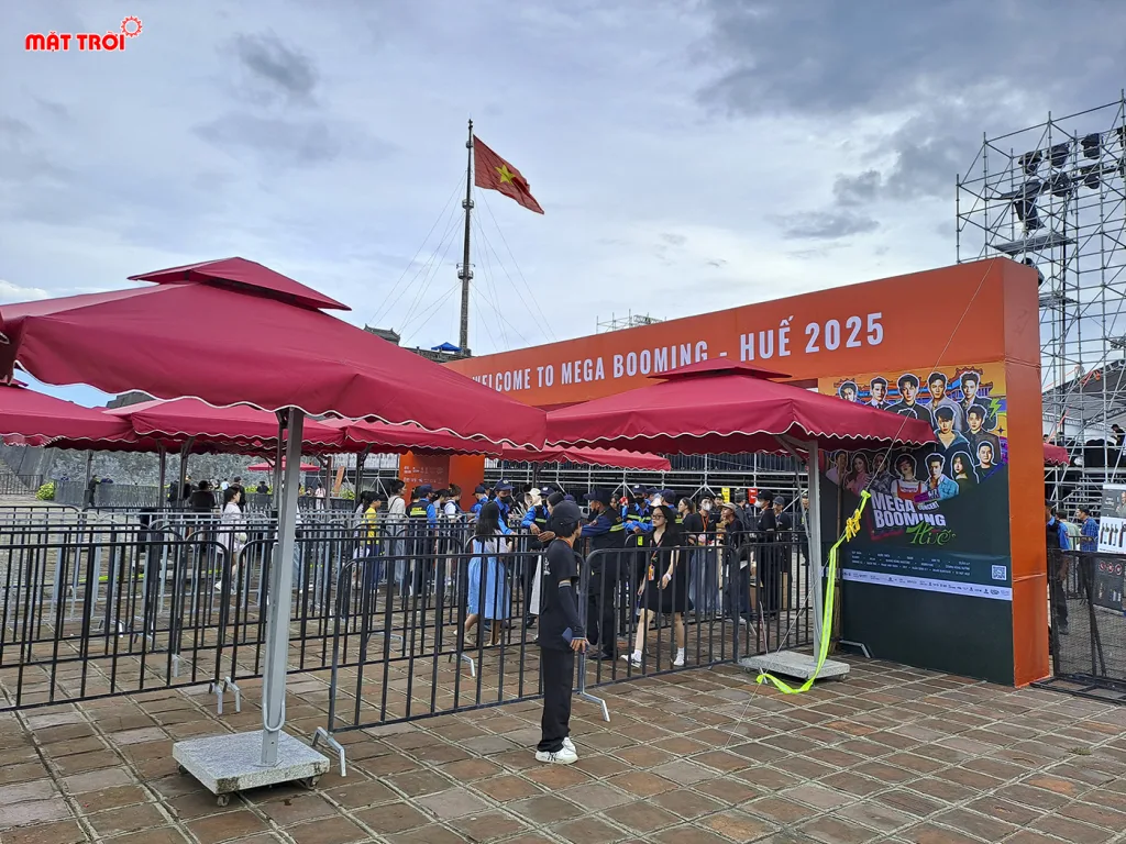 Nhân sự điều phối – an ninh hướng dẫn khách tại một sự kiện ngoài trời.