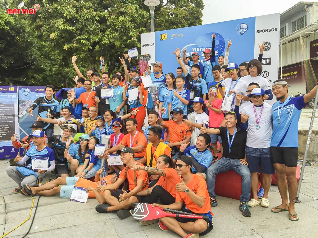 Toàn thể vận động viên tham dự chụp hình cùng ban tổ chức Vietnam Sup Race 2019