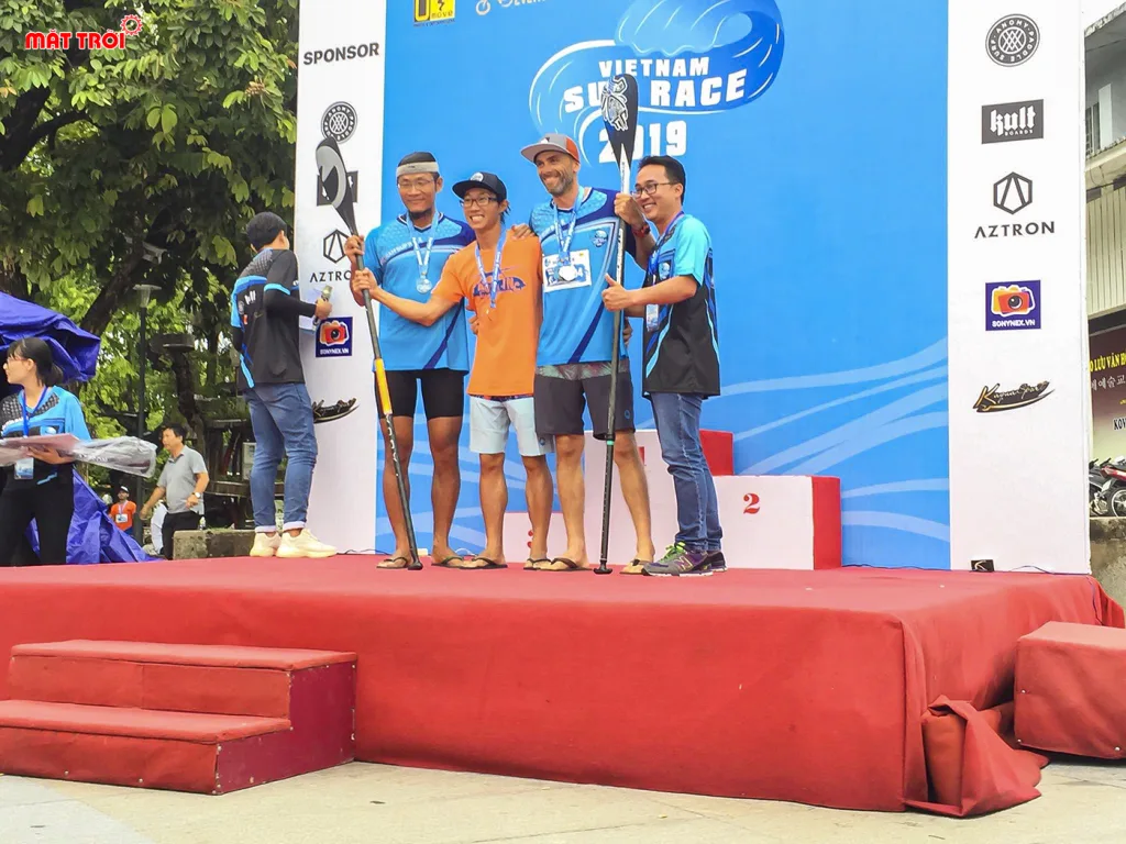 Các vận động viên Việt Nam chụp hình lưu niệm với các vận động viên nước ngoài