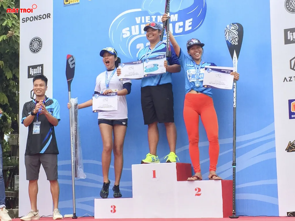 Trao giải cho các vận động viên nữ