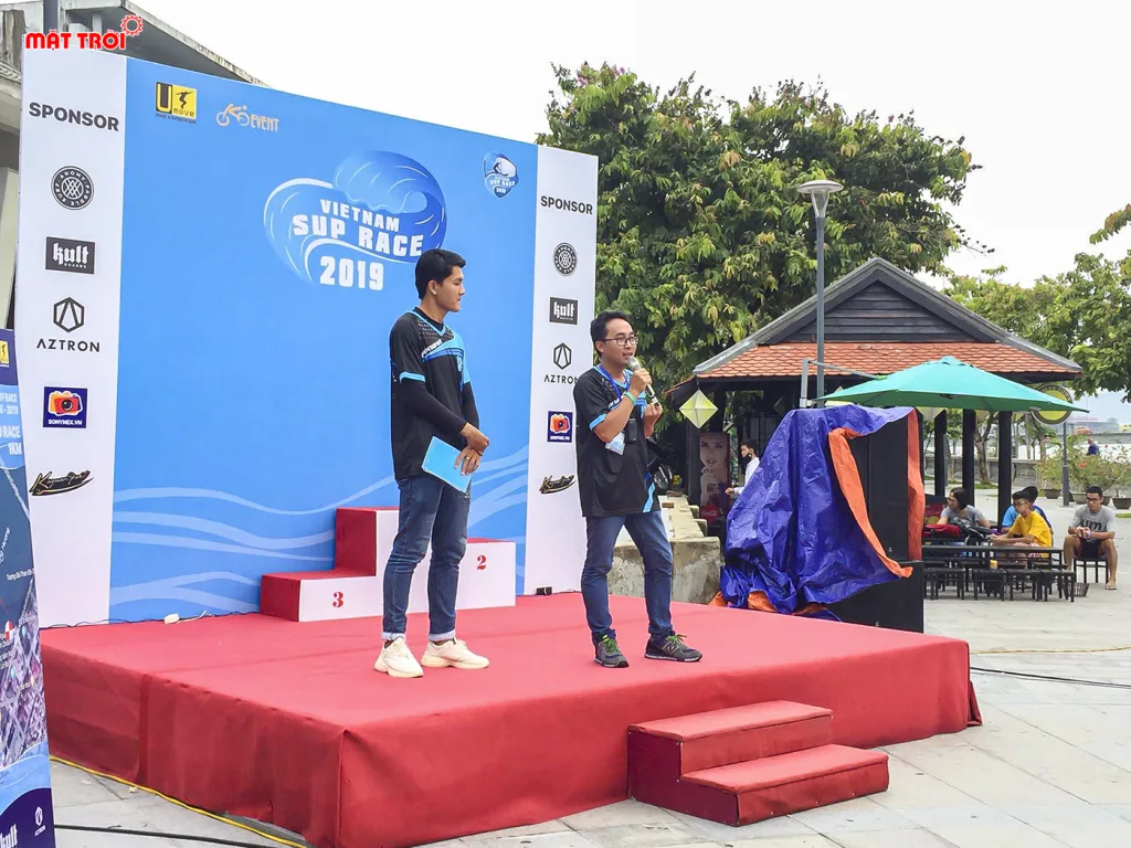 Ban tổ chức phát biểu khai mạc cuộc đua