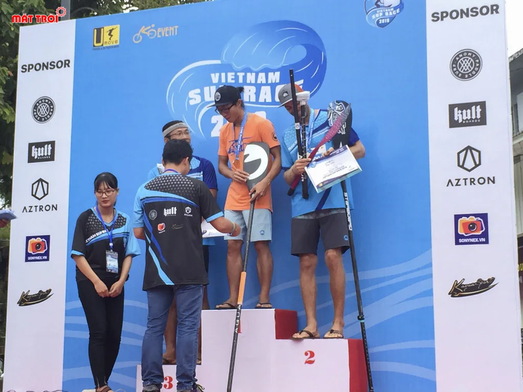 Trao giải cho các vận động viên nam tại Vietnam Sup Race 2019
