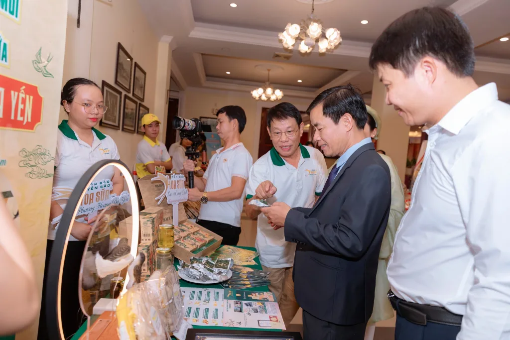 Đại biểu tham quan khu trưng bày sản phẩm của các doanh nghiệp