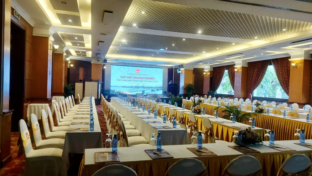 Không gian bên trong hội nghị được setup chuyên nghiệp