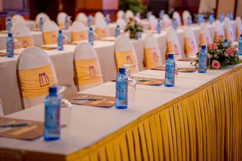 Nước uống và tài liệu hội nghị gặp mặt doanh nghiệp Huế 2023 được setup ngăn nắp