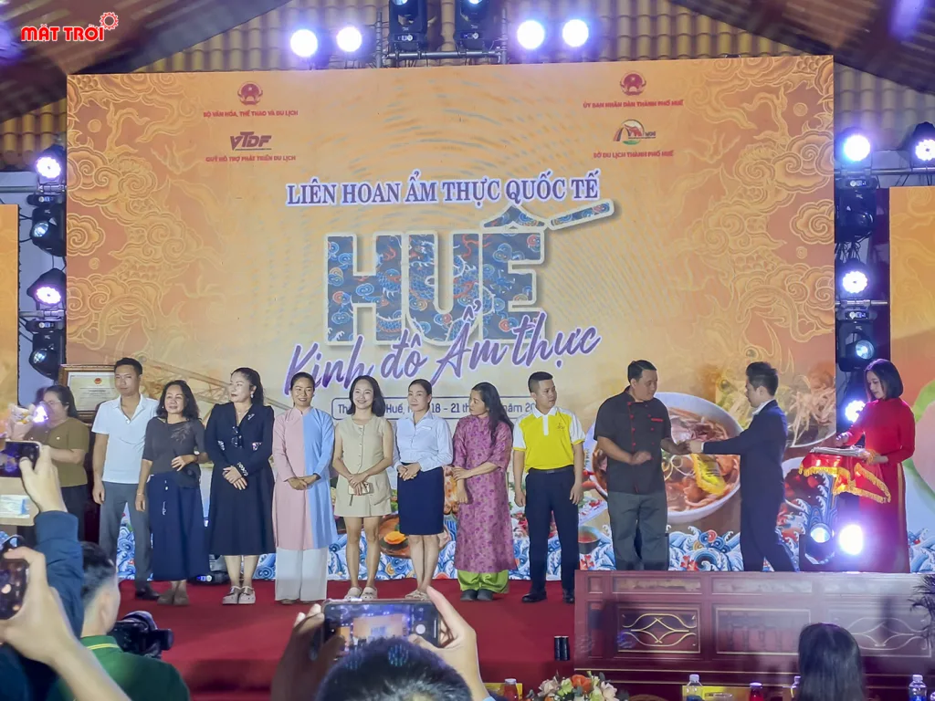 Trao cờ lưu niệm cho các đơn vị tham gia Liên hoan Huế Kinh đô ẩm thực