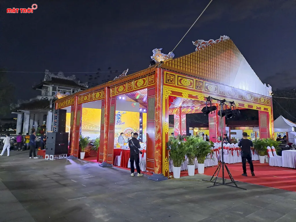 Nhà bạt sự kiện đậm chất truyền thống kiến trúc cung đình Huế.