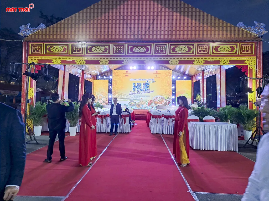 Sân khấu chính diễn ra lễ Khai mạc liên hoan ẩm thực Quốc Tế Huế