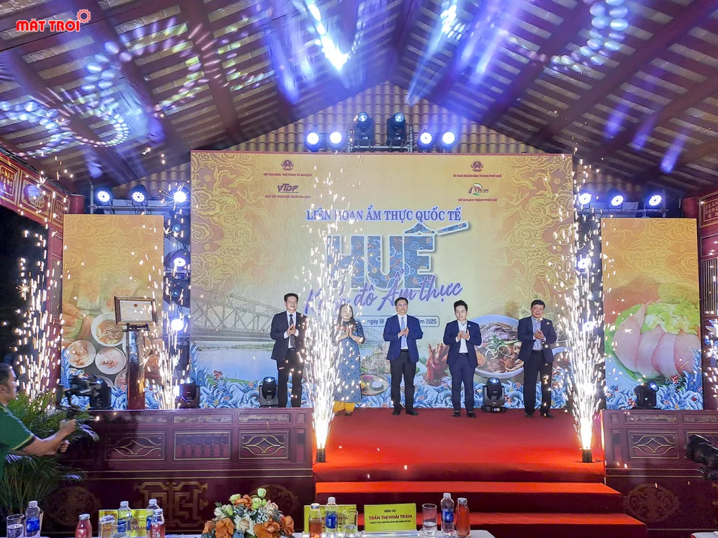Các đại biểu tuyên bố khai mạc Liên hoan ẩm thực Quốc Tế Huế 2025