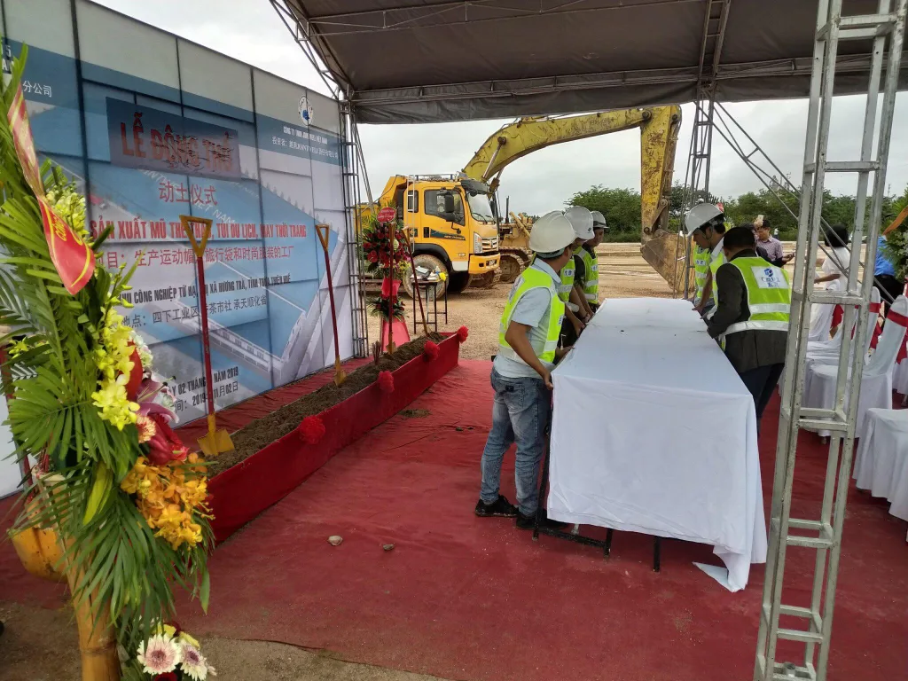 Setup bên trong khu vực diễn ra lễ động thổ dự án sản xuất mũ thể thao và túi du lịch