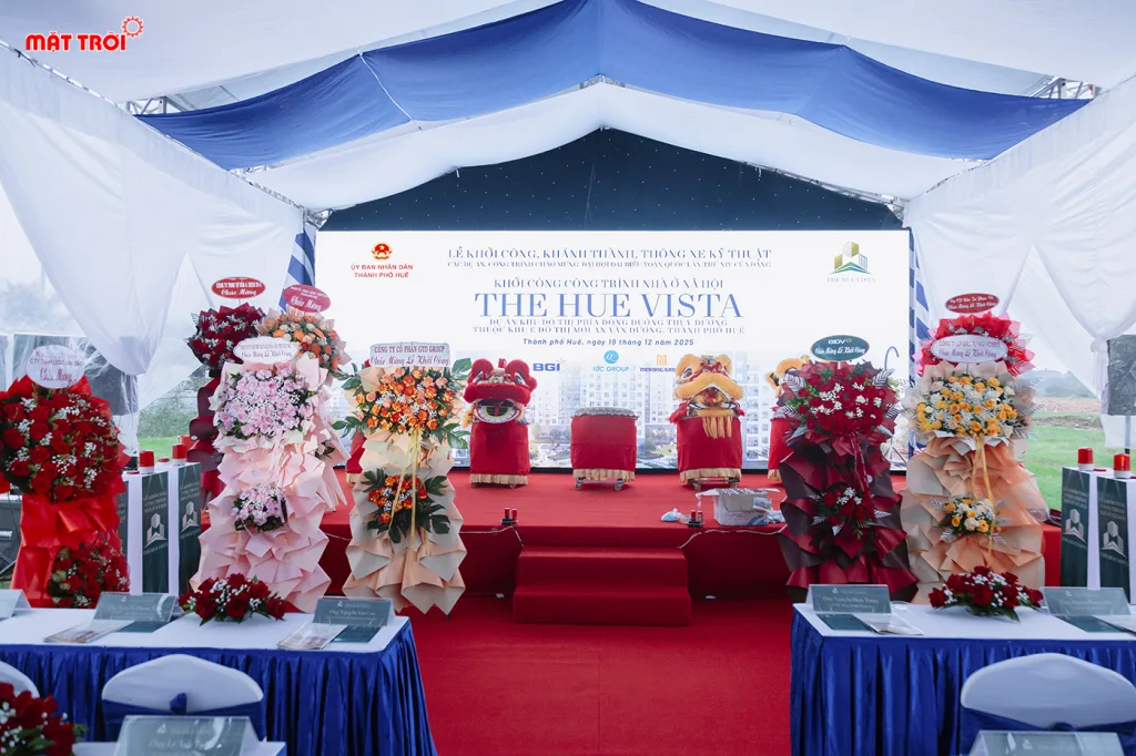 Sân khấu với hệ thống màn hình led - âm thanh ánh sáng hiện đại. Đảm bảo lễ khởi công dự án diễn ra tốt đẹp