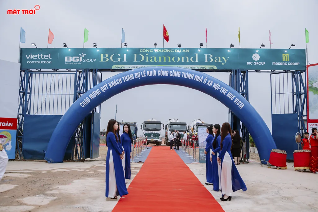 PG đón khách mời và đại biểu tham dự thể hiện sự chuyên nghiệp trong tổ chức sự kiện