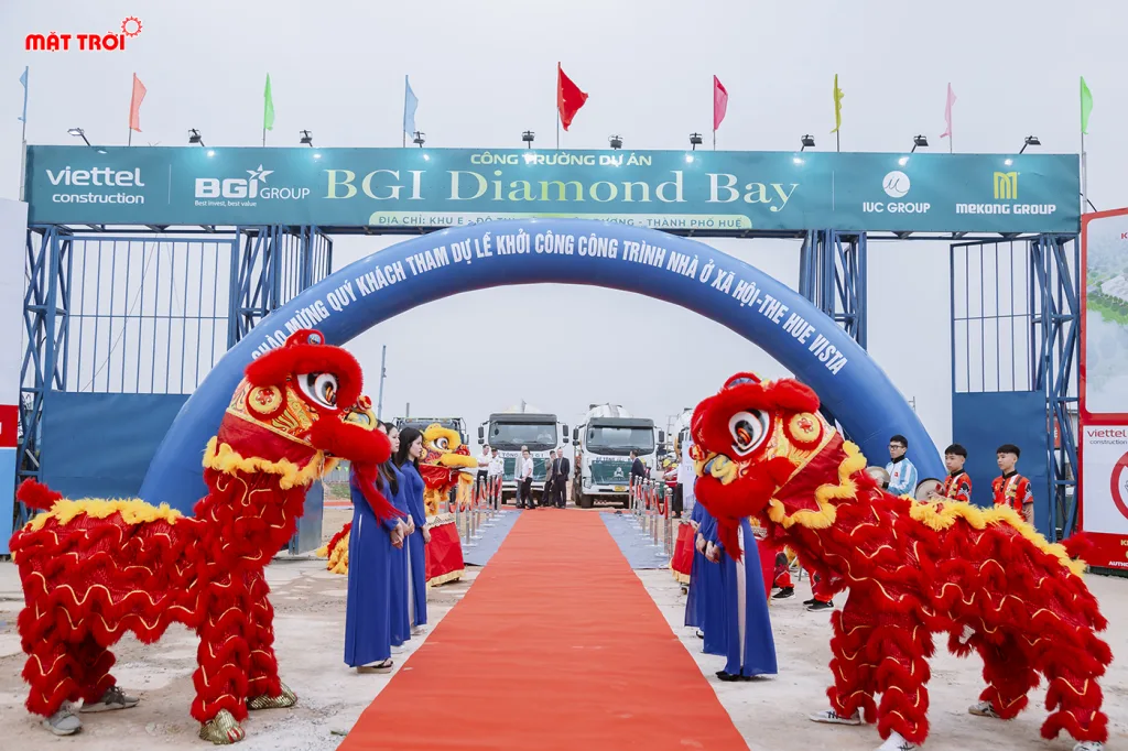 Cổng chào đón các khách mời và đại biểu đến tham dự lễ khởi công