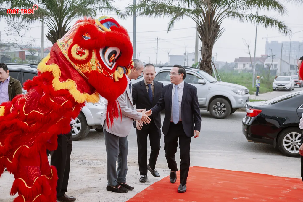 Ban tổ chức chào đón các đại biểu đến tham dự lễ khởi công.