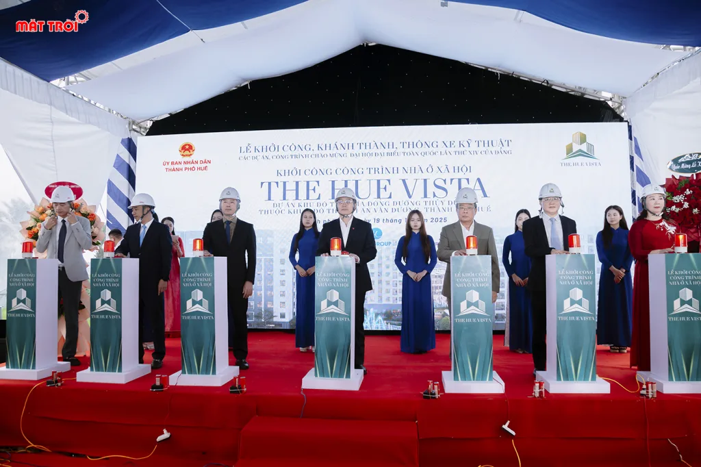 Ban quản lý dự án và đại biểu tham gia nghi lễ bấm chuông khởi công công trình The Hue Vista