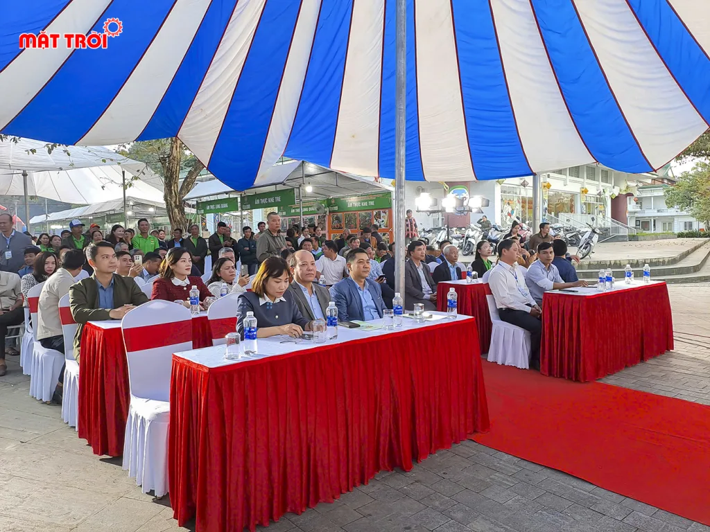 Các đại biểu và đại diện các gian hàng tham dự lễ khac mạc Phiên chợ vùng cao Huế 2025

