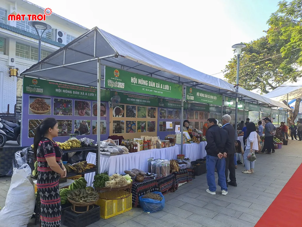Gian hàng nông sản địa phương của xã A Lưới 1 tại Phiên chợ vùng cao Huế 2025