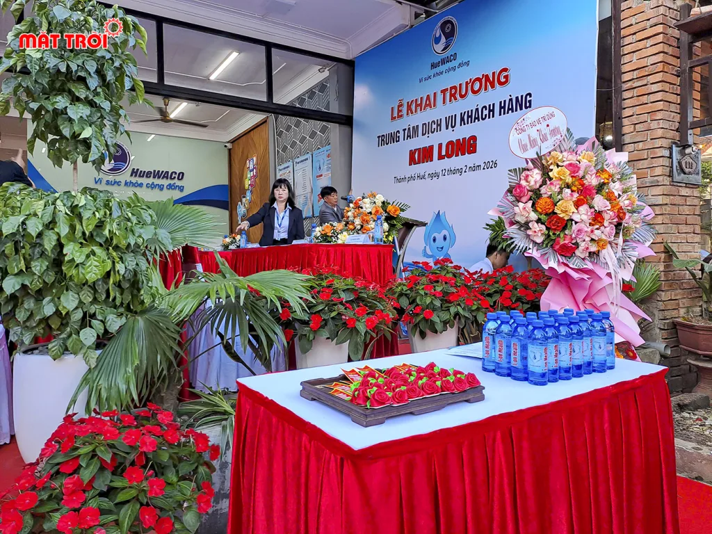 Khu vực đón đại biểu tham dự gồm hoa cài áo và nước uống