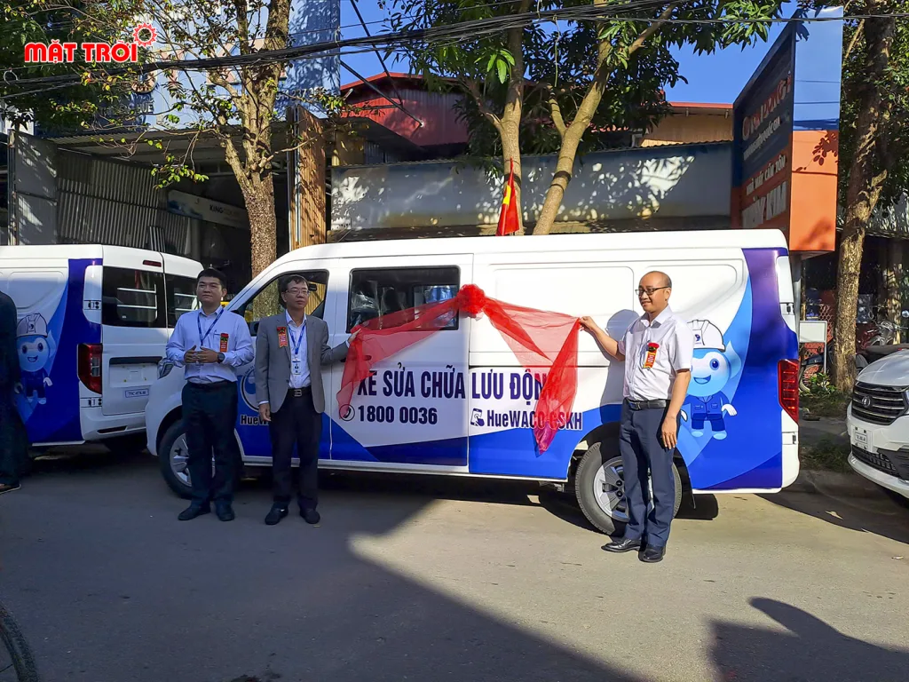 Đại biểu kéo băng khai trương xe sửa chữa lưu động HueWACO