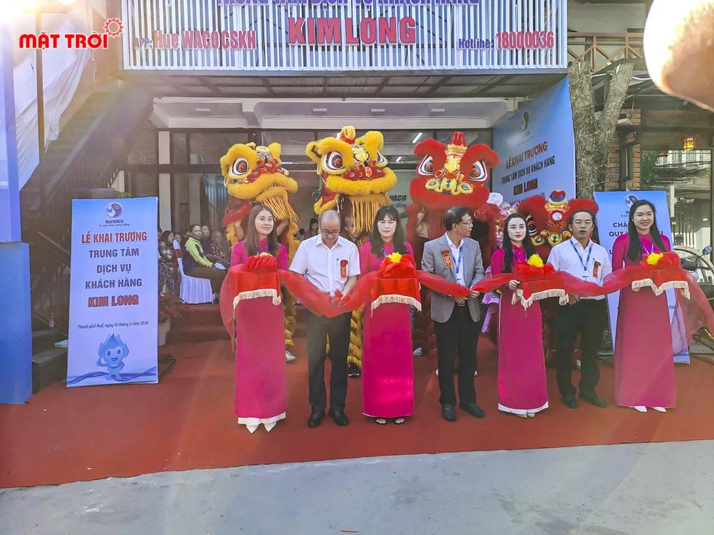 Lãnh đạo HueWACO và đại biểu khách mời tham gia cắt băng khai trương