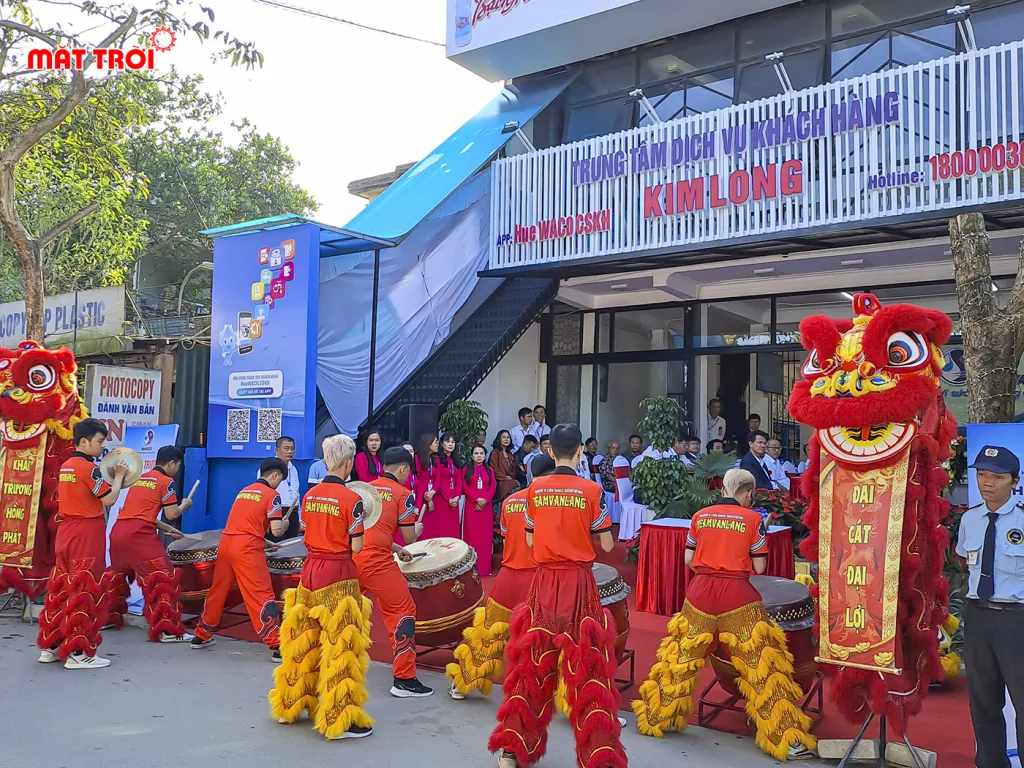 Múa lân chào mừng mở đầu lễ khai trương