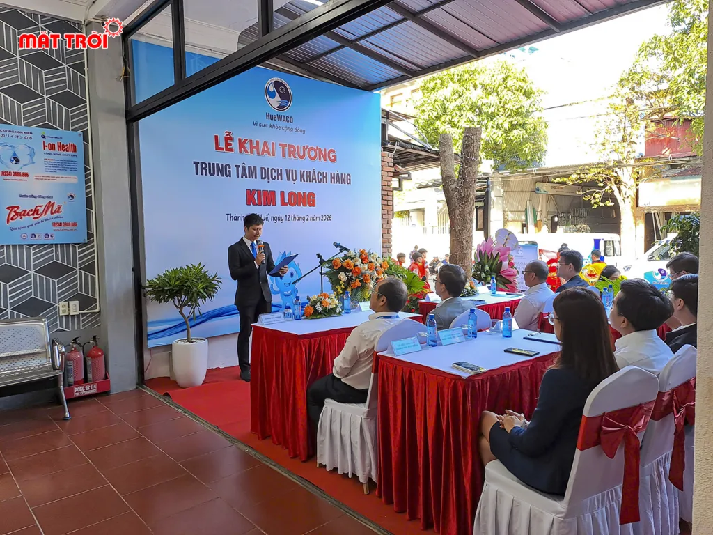 MC thông báo nội dung của buổi lễ khai trương văn phòng giao dịch HueWACO Kim Long