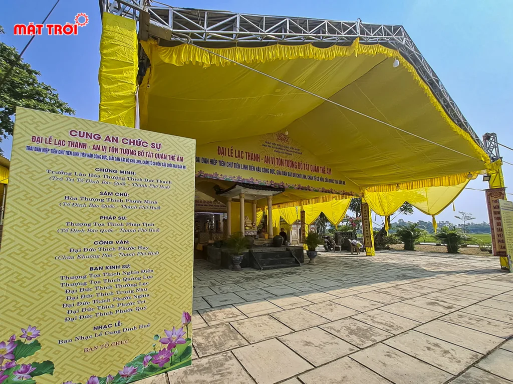 Standee và nóc nhà bạt được in ấn bởi Quảng Cáo Mặt Trời