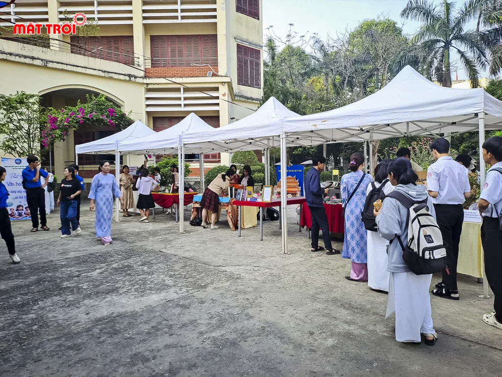 Gian hàng trưng bày các mô hình do các em học sinh đến từ các trường cấp 3 ở Huế