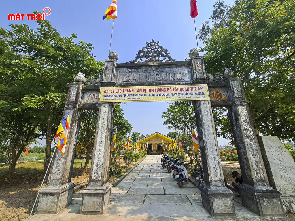 Baner ngan tại cổng chùa Lai Trung