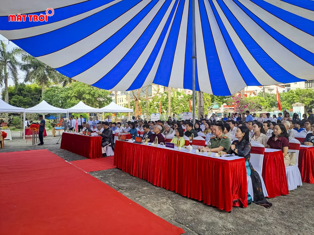 Các đại biểu tham dự lễ khai mạc