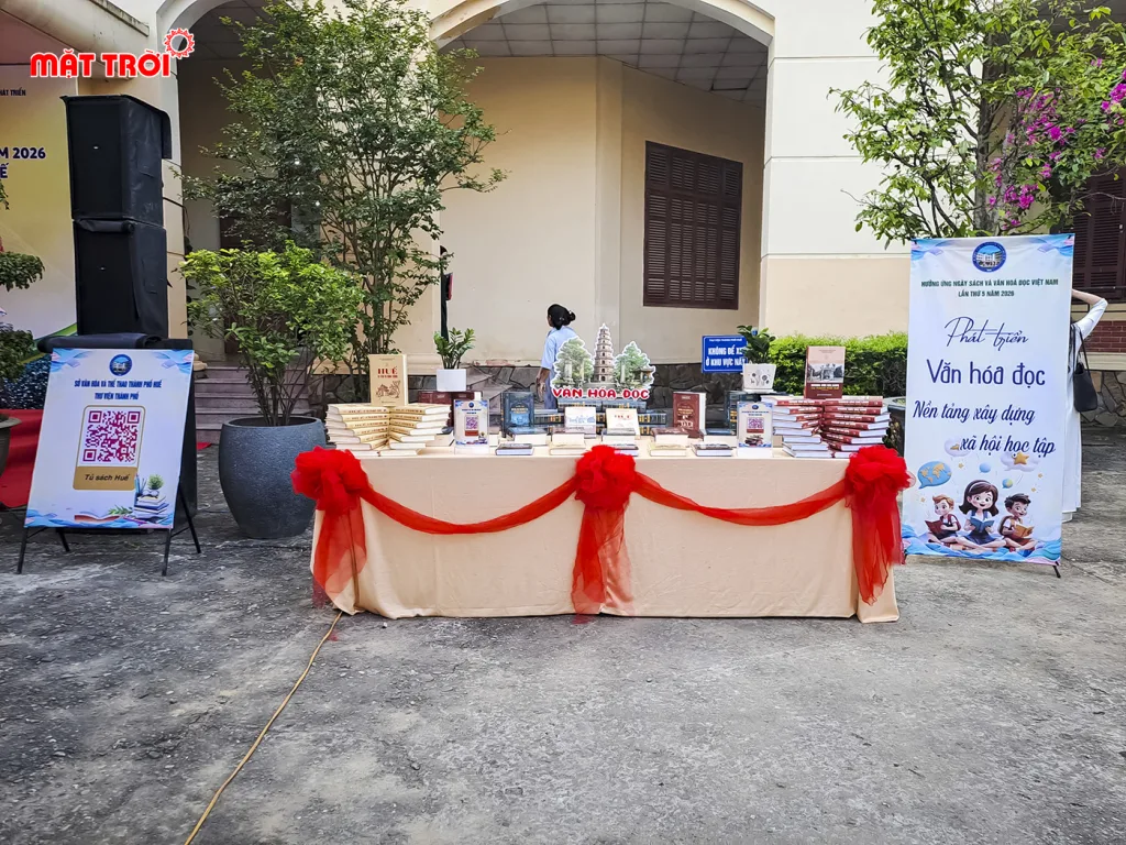 Góc trưng bày sách của bản tổ chức