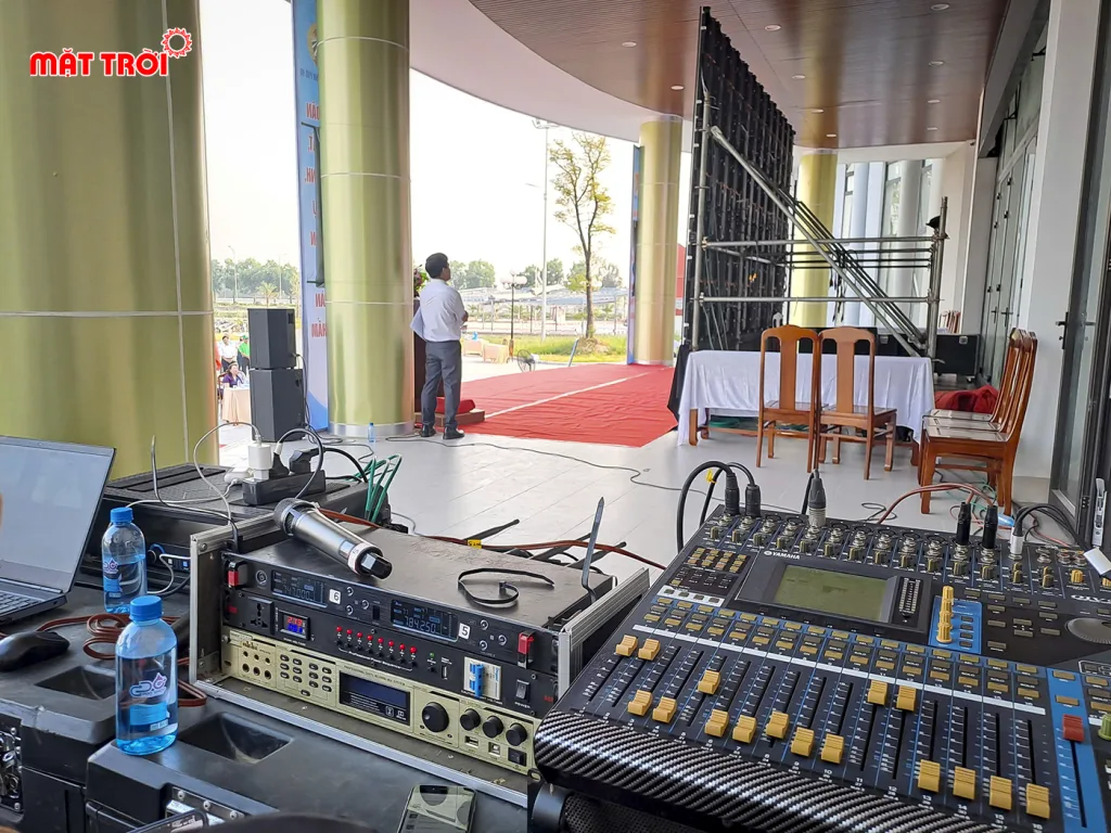 Khu vực điển khiển kỹ thuật của hệ thông màn hình led âm thanh ánh sáng.