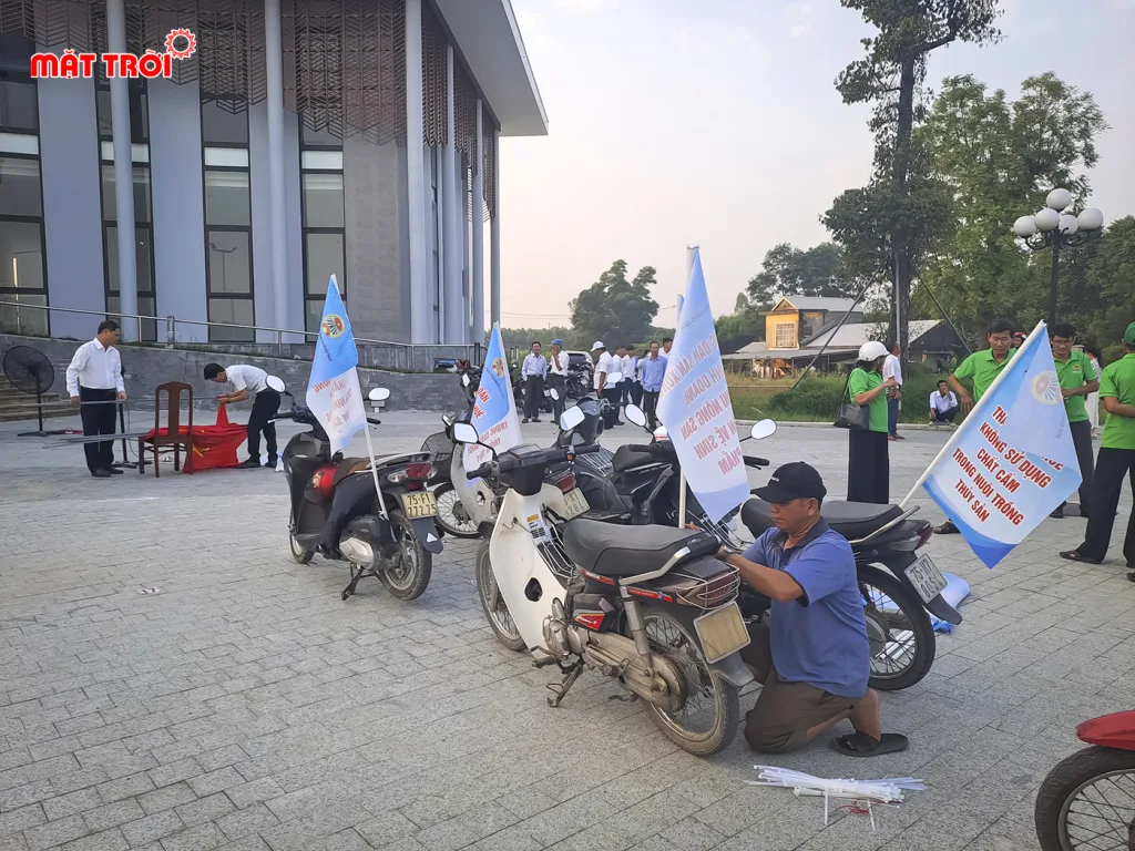 Nhân viên sự kiện Mặt Trời gắn cờ cho đoàn xe diễu hành