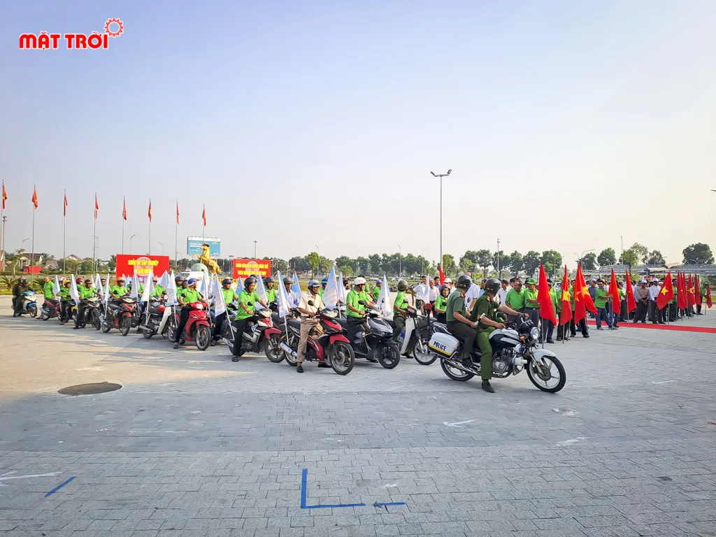 Hội viên nông dân đã tham gia diễu hành, tuyên truyền trên các tuyến đường trung tâm phường Hương Trà