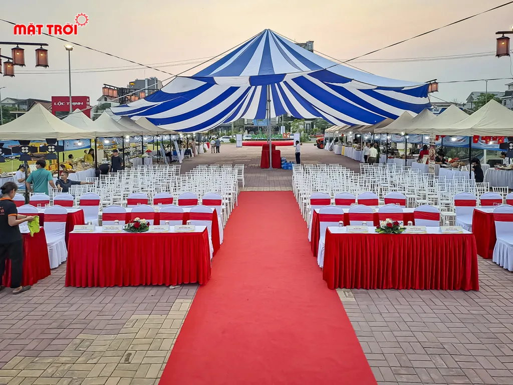 Bàn ghế đại biểu và khách mời được bố trí chuyên nghiệp