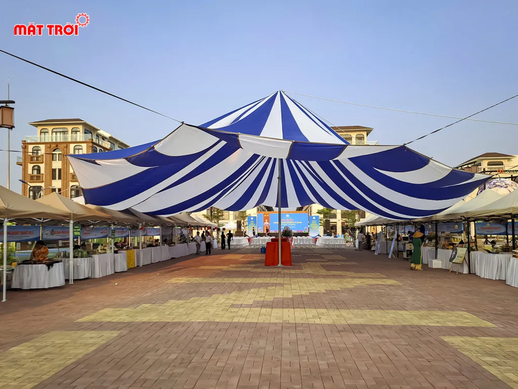 Khu vực các gian hàng trưng bày tại lễ kỷ niệm 80 năm ngày truyền thống hợp tác xã Việt Nam