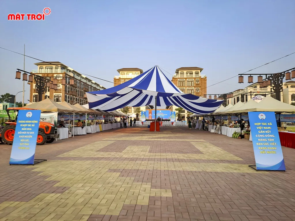 Dù che kích thước lớn tại Lễ kỷ niệm 80 năm ngày truyền thống hợp tác xã Việt Nam