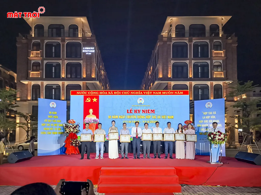 Ban tổ chức tặng bằng khen cho các đơn vị có thành tích tốt