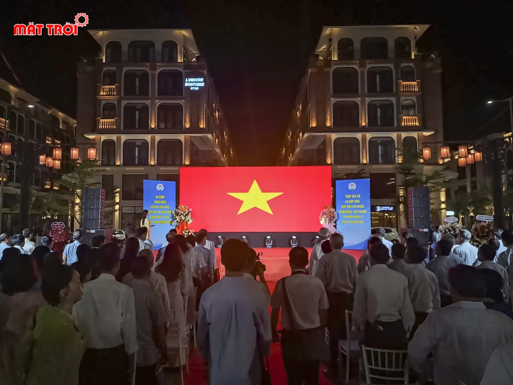 Đại biểu và khách mời tham dự chào cờ tại buổi lễ kỷ niệm 80 năm ngày truyền thống hợp tác xã Việt Nam