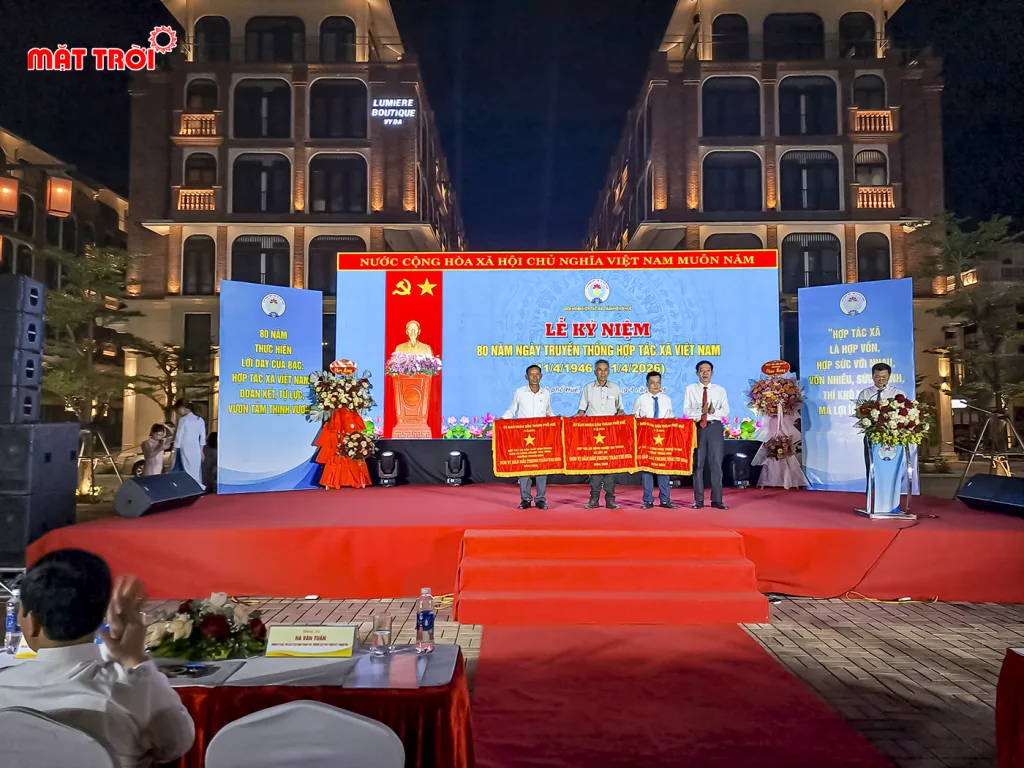 Cờ khen thưởng thi đua được ban tổ chức trao tặng cho các cá nhân tổ chức có thành thích hoạt động tốt