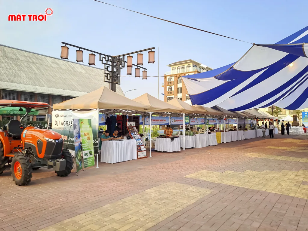 Các gian hàn trưng bài tại buổi lễ kỷ niệm 80 năm ngày truyền thống hợp tác xã Việt Nam