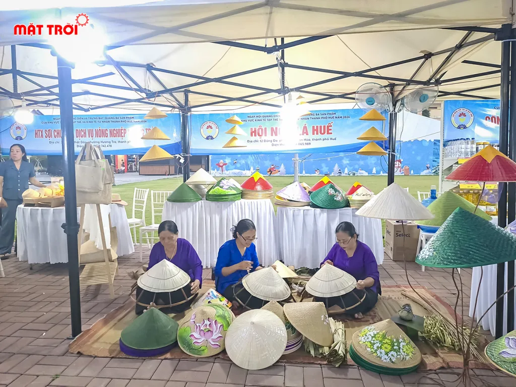 Hội nón lá Huế tại khu trưng bài triển lãm