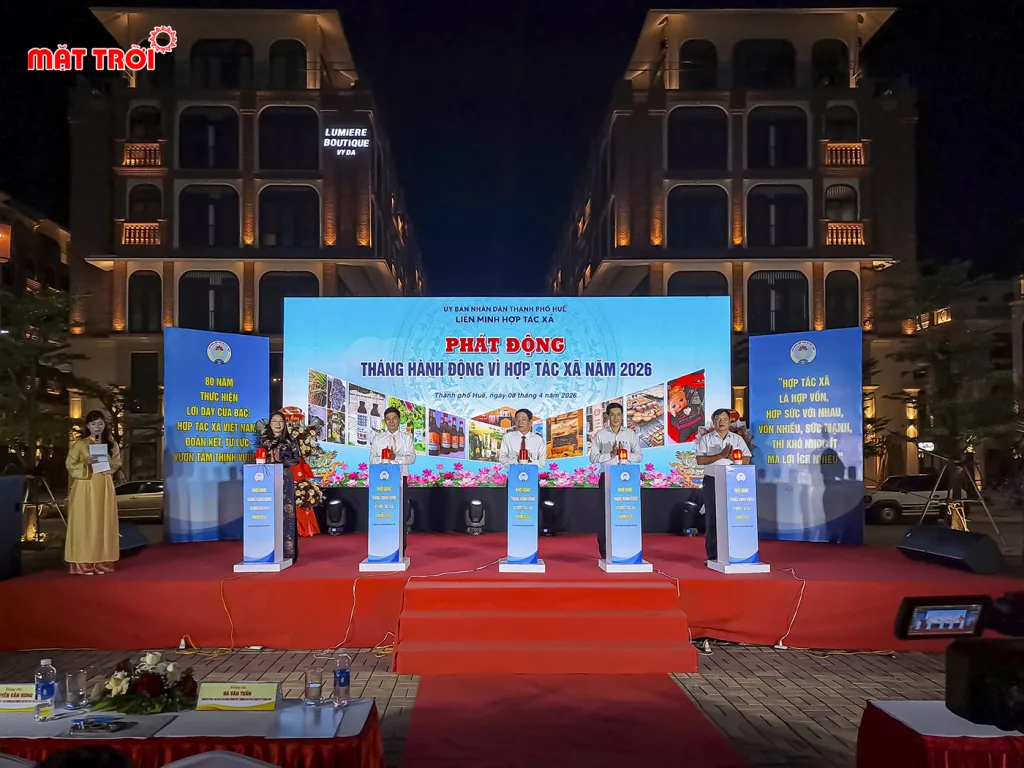 Các đại biểu và lãnh đạo tham dự nghi thức bấm chuông phát động tháng hành động vì hợp tác xã 2026