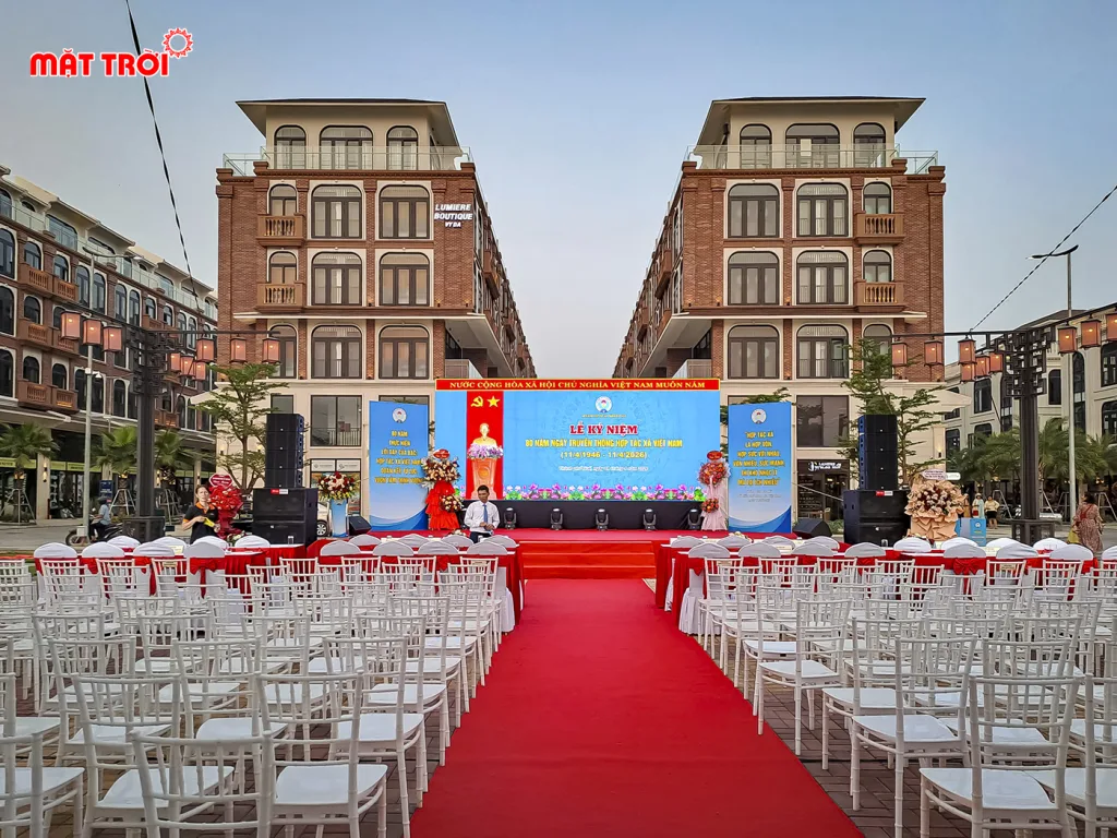 Sân khấu chính với màn hình led và hệ thông âm thanh, ánh sáng hiện đại