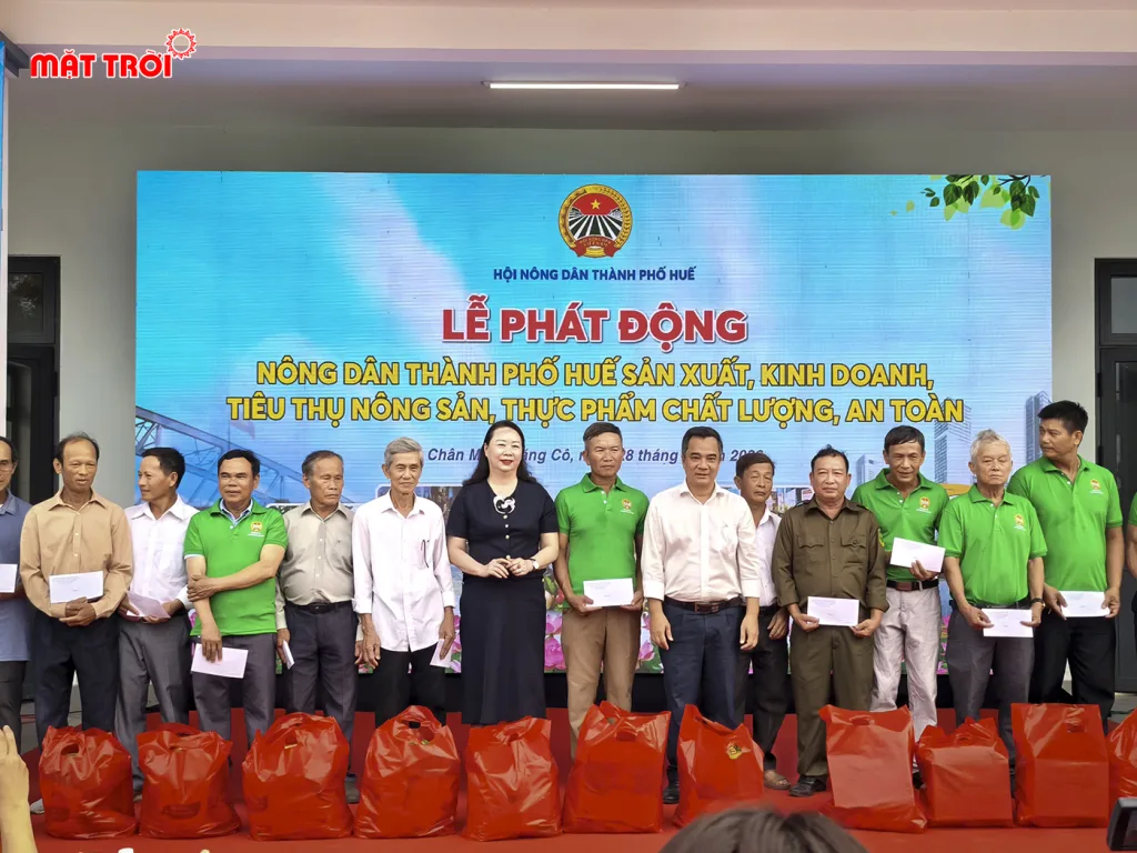 Hội Nông dân TP Huế trao quà cho các hội viên tham dự